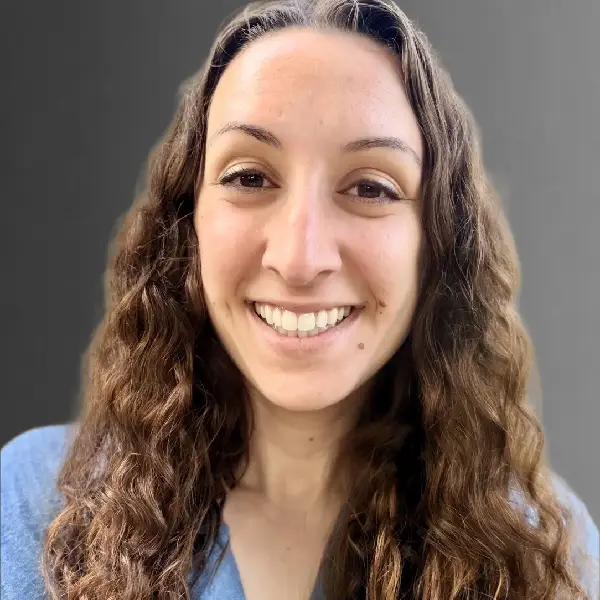 Della Posner Headshot